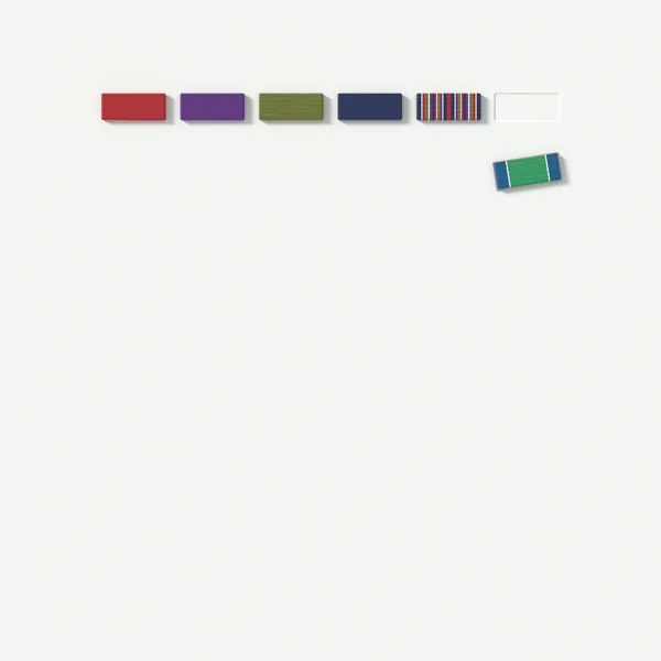 Cinq rubans de décorations existantes alignés sur un papier blanc, suivis d’une place vide ; en dessous, la barrette du ruban proposé, vert bordé de bleu maritime.