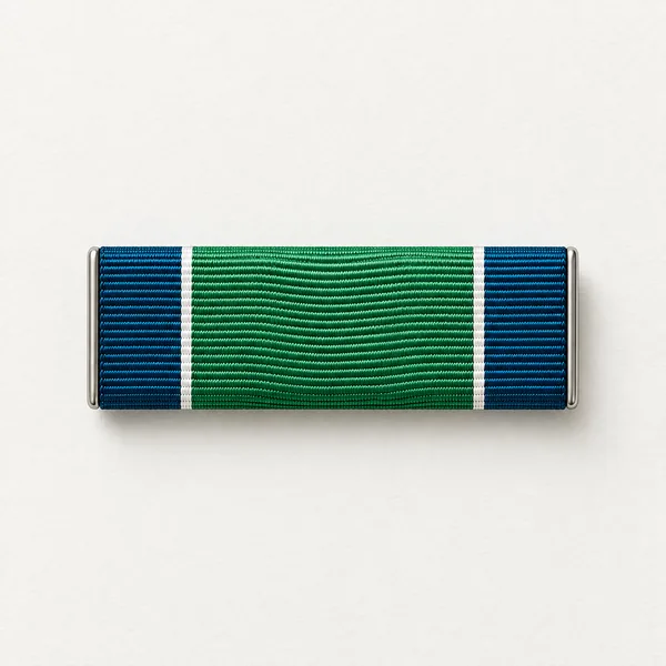 Barrette du ruban proposé pour l’ordre : une bande verte au centre, bordée de bleu maritime de part et d’autre, un filet blanc entre les deux couleurs.